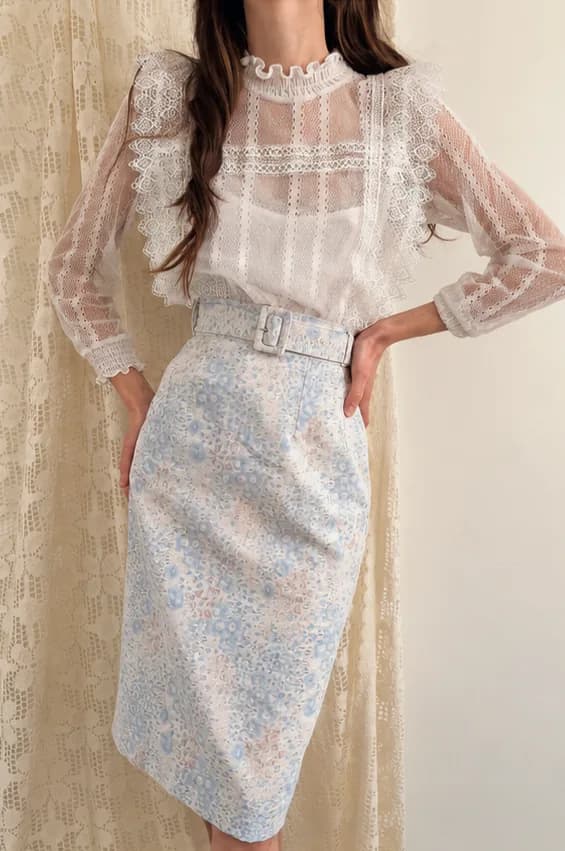 Blouse et jupe claires, réalisation de @melanistique